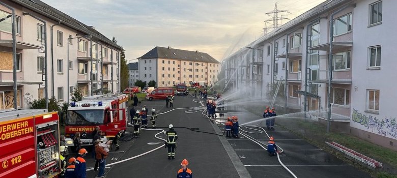 Einsatzstelle mit Fahrzeugen und Brandbekämpfung